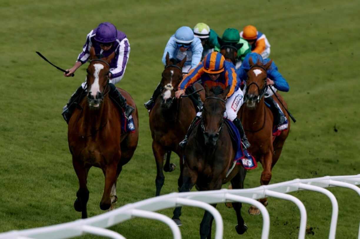 Minnie Hauk (L) is favourite to win the Prix de l'Arc de Triomphe in what is seen as a wide open contest