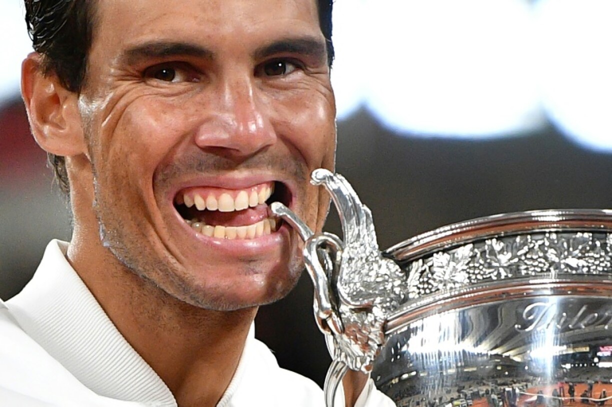L'Espagnol Rafael Nadal mord la Coupe des Mousquetaires après sa victoire sur le Serbe Novak Djokovic en finale de Roland-Garros, le 11 octobre 2020