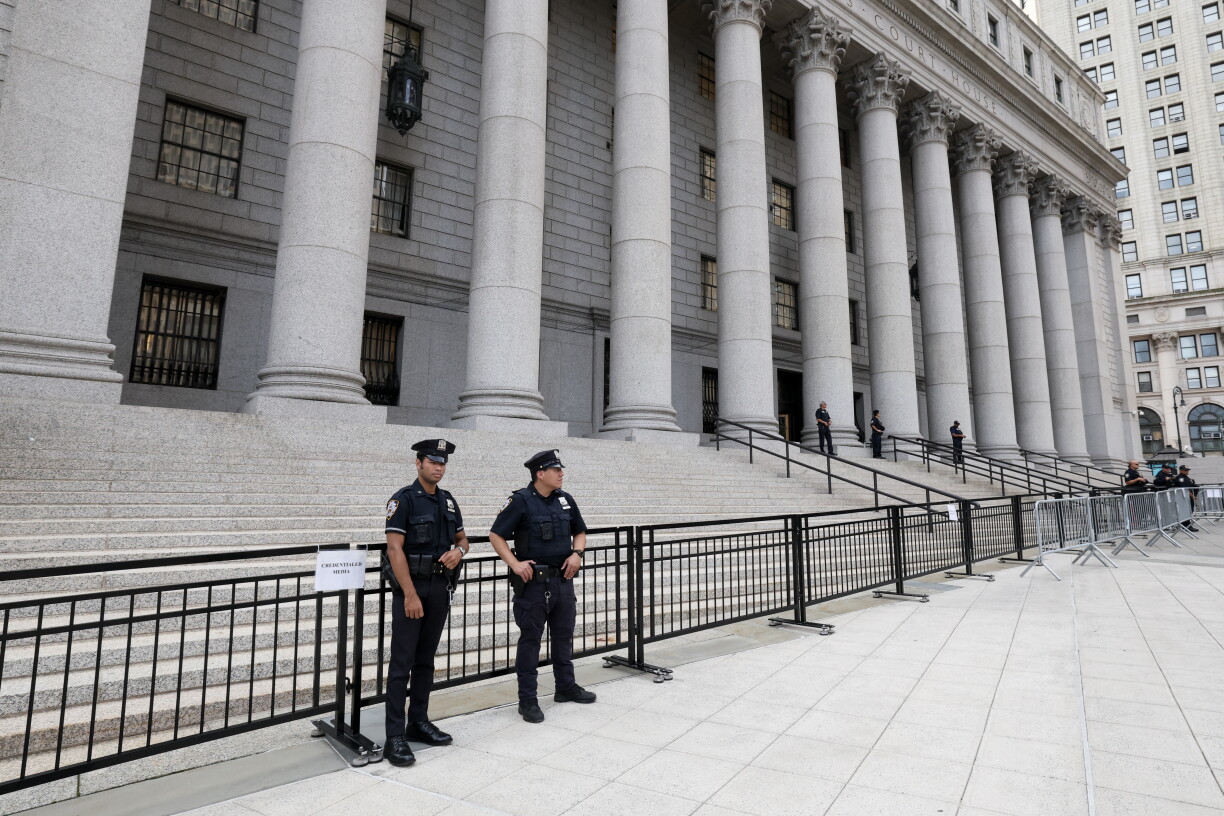 Poliziste bewaachen d'Geriichtsgebai zu New York.