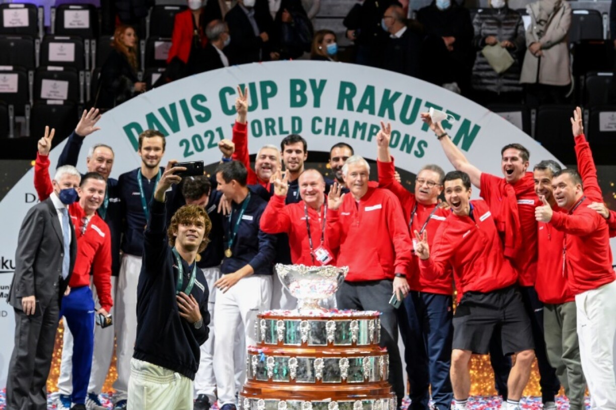 La joie du clan russe après avoir remporté la finale de la Coupe Davis face à la Croatie (2-0), le 5 décembre 2021 à Granollers