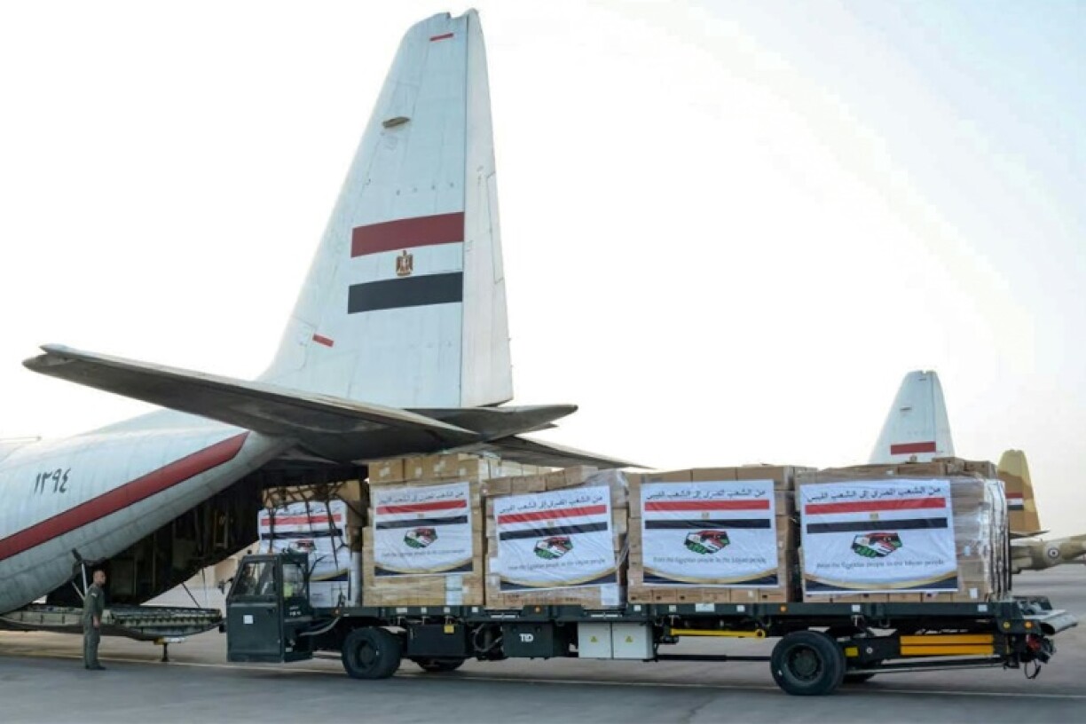 L'aide humanitaire de l'Egypte aux victimes des inondations en Libye est chargée sur un avion militaire sur la base aérienne d'Almaza, à l'est du Caire, le 12 septembre 2023