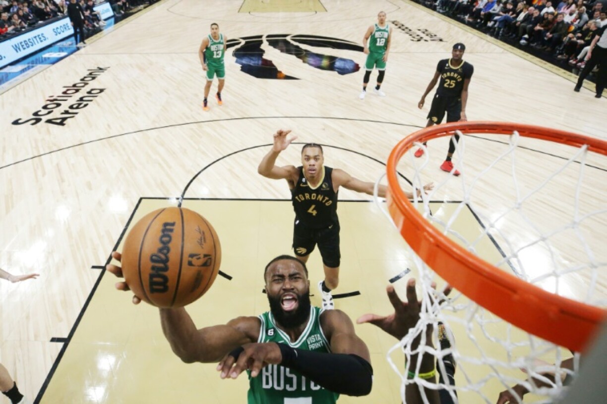 Jaylen Brown, l'arrière des Boston Celtics, se dirige vers le panier sous les yeux de Scottie Barnes, le meneur des Toronto Raptors, pendant le match NBA entre les deux franchises à Toronto, le 21 janvier 2023