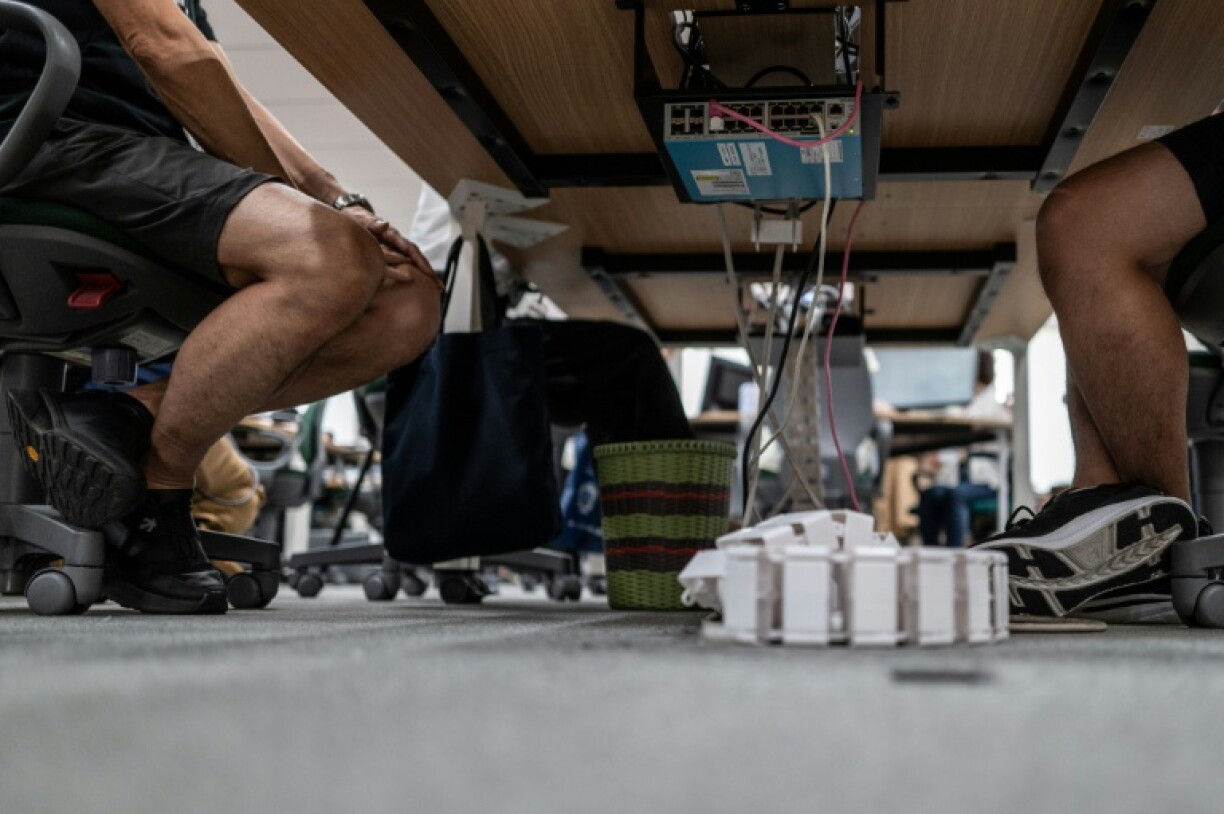 Des fonctionnaires en shorts, t-shirt et baskets, dans les bureaux du siège du gouvernement métropolitain de Tokyo,dans le cadre de l'initiative