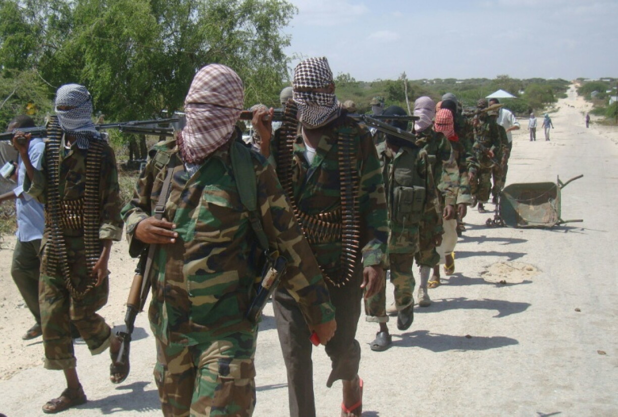 Des recrues du groupe islamiste somalien shebab marchent le 5 mars 2012 dans une rue d'un quartier de Mogadiscio, capitale de la Somalie