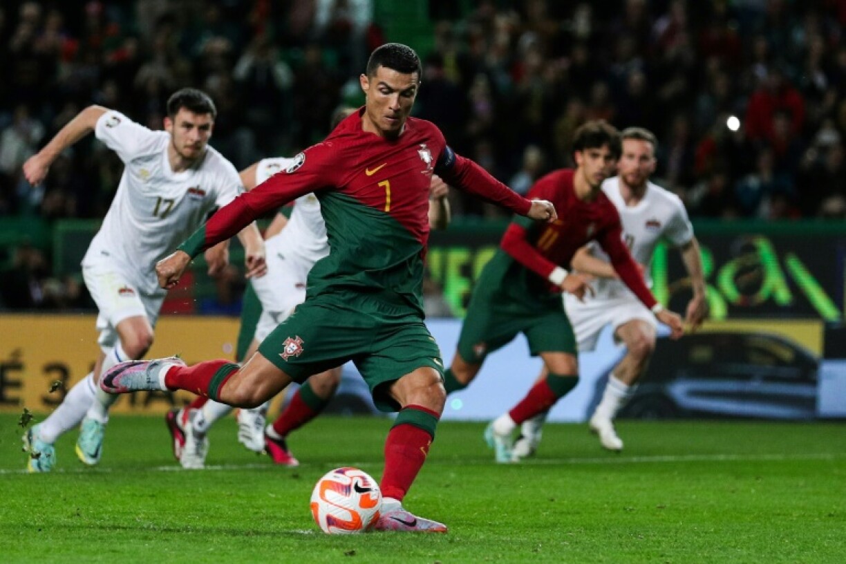 Cristiano Ronaldo transforme un penalty pour le 3e but du Portugal face au Liechtenstein à Lisbonne, le 23 mars 2023.