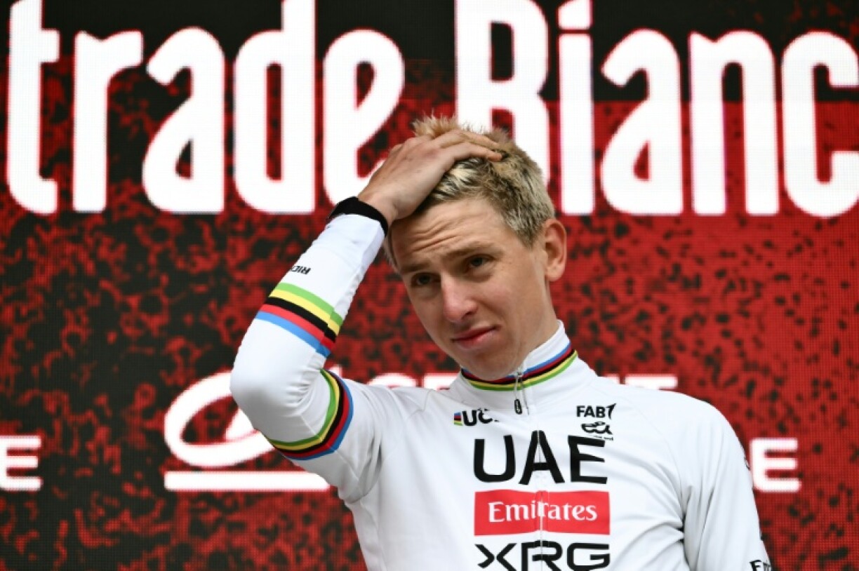 Tadej Pogacar sur le podium après sa victoire dans les Strade Bianche, le 7 mars 2026 à Sienne