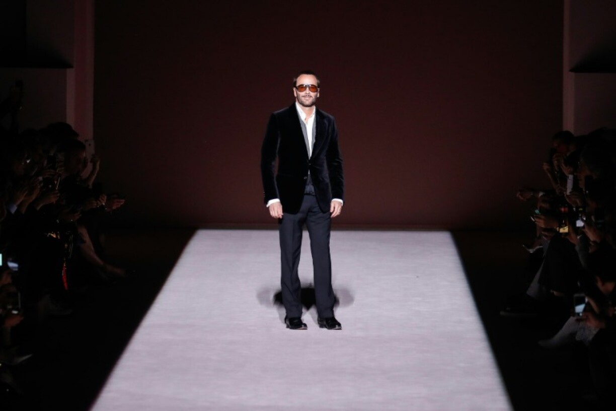 Tom Ford, saluant le public après son défilé à New York, le 6 février 2019, clôturera dimanche 12 septembre la Fashion week