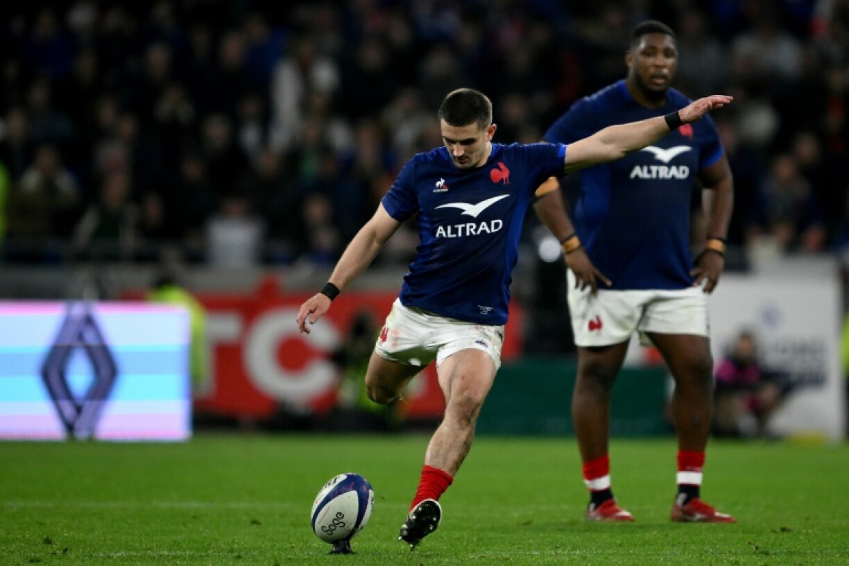 Thomas Ramos offre la victoire aux Bleux en inscrivant une ultime pénalité dans la dernière minute du match France Angleterre remporté 33-31 par le XV de France le 16 mars 2024 à Décines-Charpieu près de Lyon