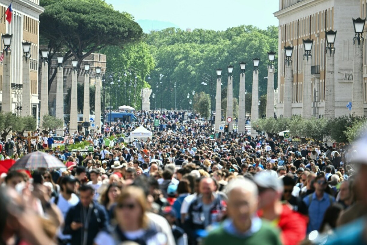 Une foule de fidèles et de pèlerins arrive, depuis la rue della Conciliazione, sur la place Saint-Pierre après la mort du pape François au Vatican le 21 avril 2025