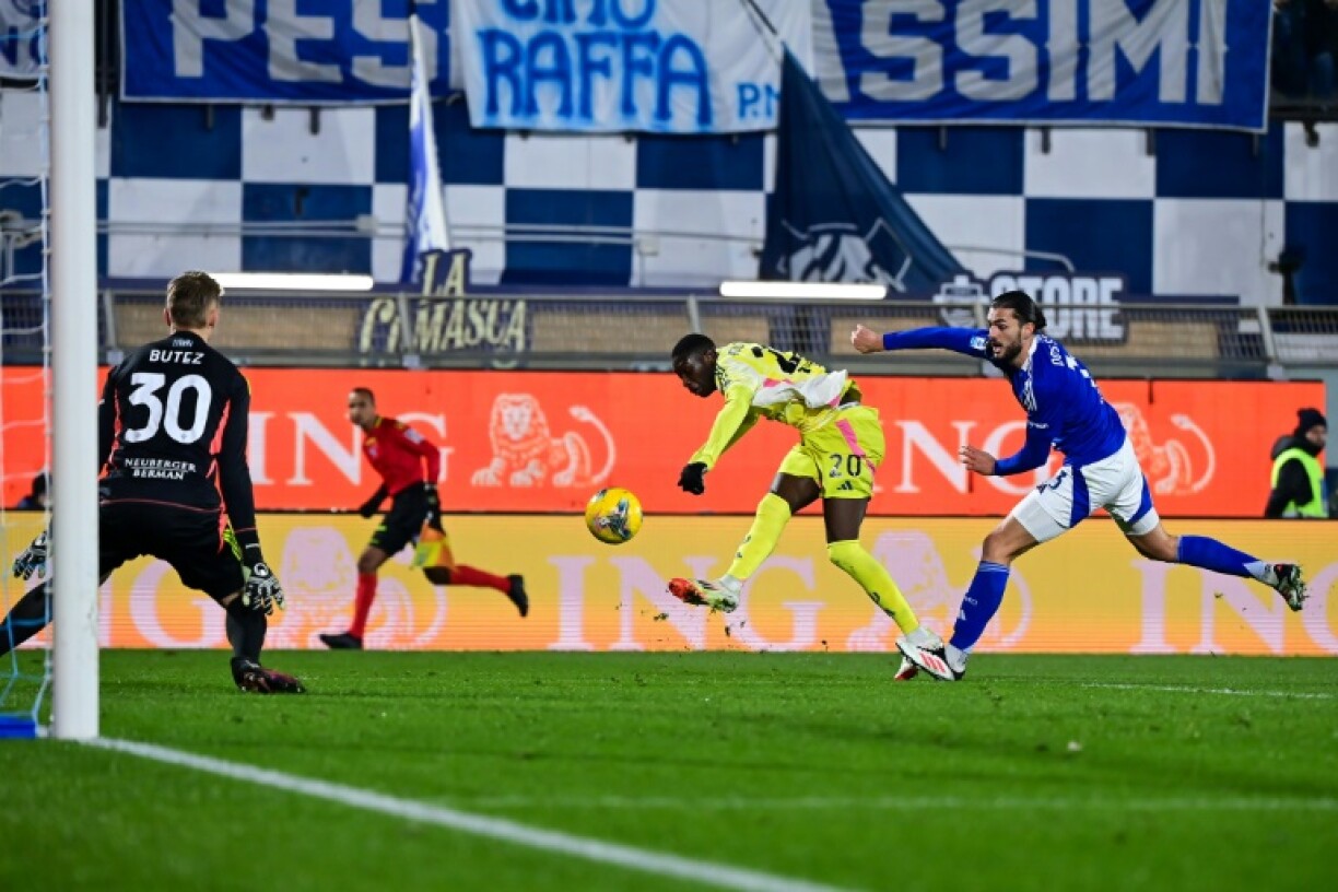 Randal Kolo Muani blasts the first Juventus goal at Como