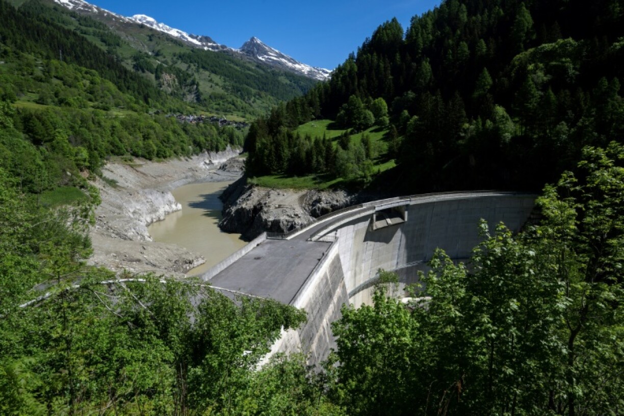 A dam in Ferden has been emptied and should be able to contain any downward rush of water, authorities say