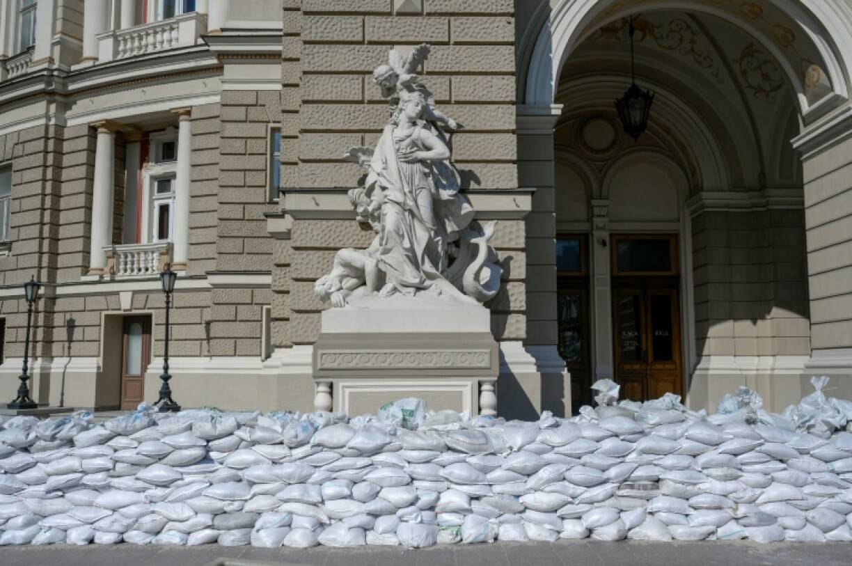 Denkmaler gi mat Sandsäck geschützt.