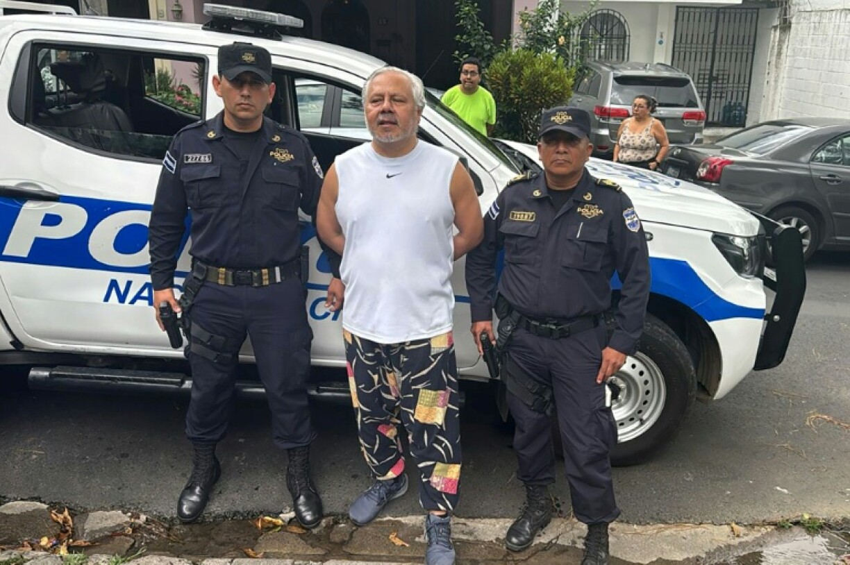 Salvadoran lawyer Enrique Anaya (C) being arrested by the police in Santa Tecla, west of San Salvador