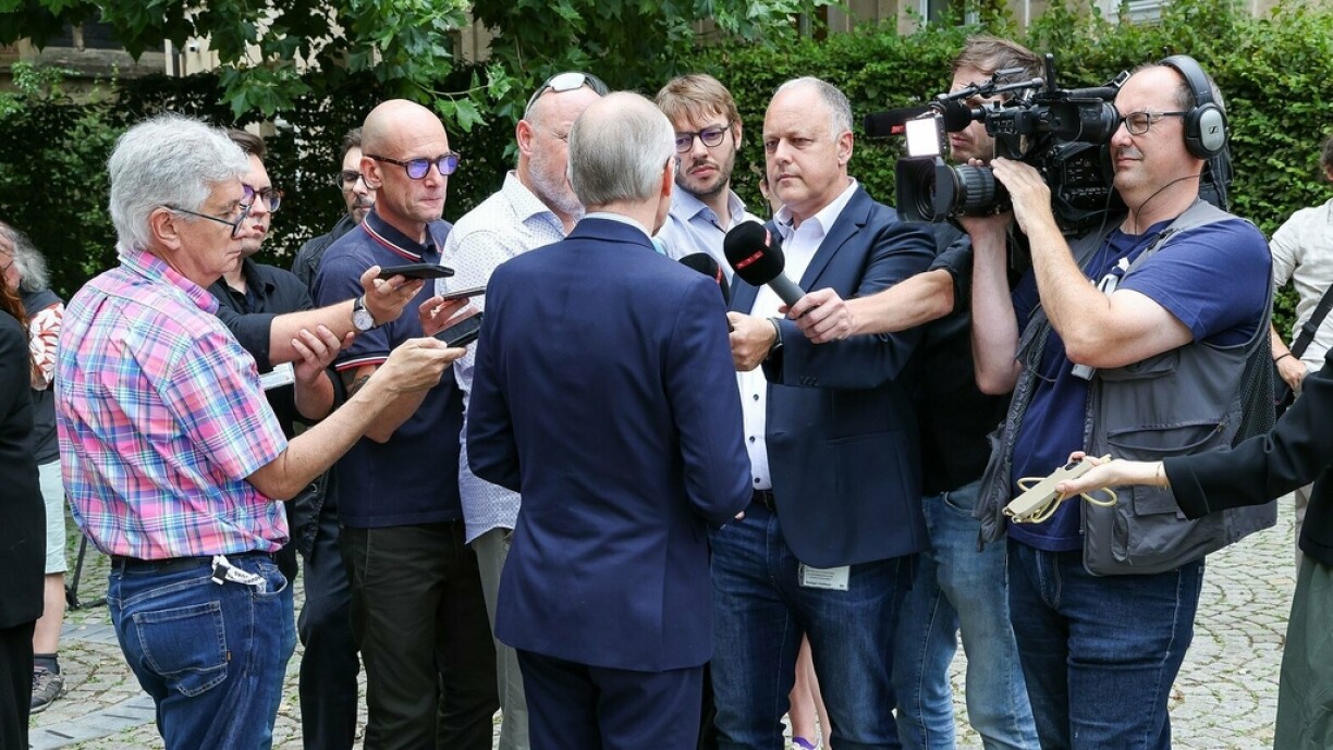 Prime Minister Luc Frieden addressing the press ahead of the second round of labour talks on Monday.