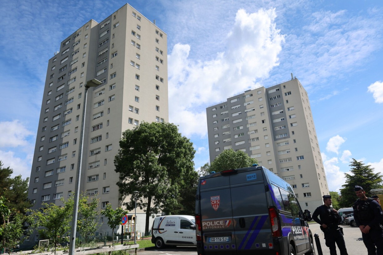 Poliziste virum Héichhaus, an deem et zu Nantes zu der déidlecher Schéisserei komm ass.