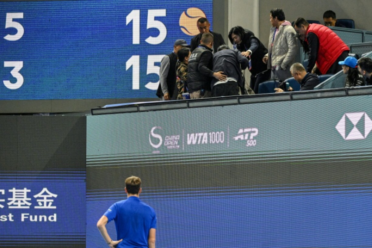 Le Russe Daniil Medvedev après avoir envoyé une balle dans le visage d'un spectateur, lors de son match contre Novak Djokovic, le 5 octobre 2026 à Pékin
