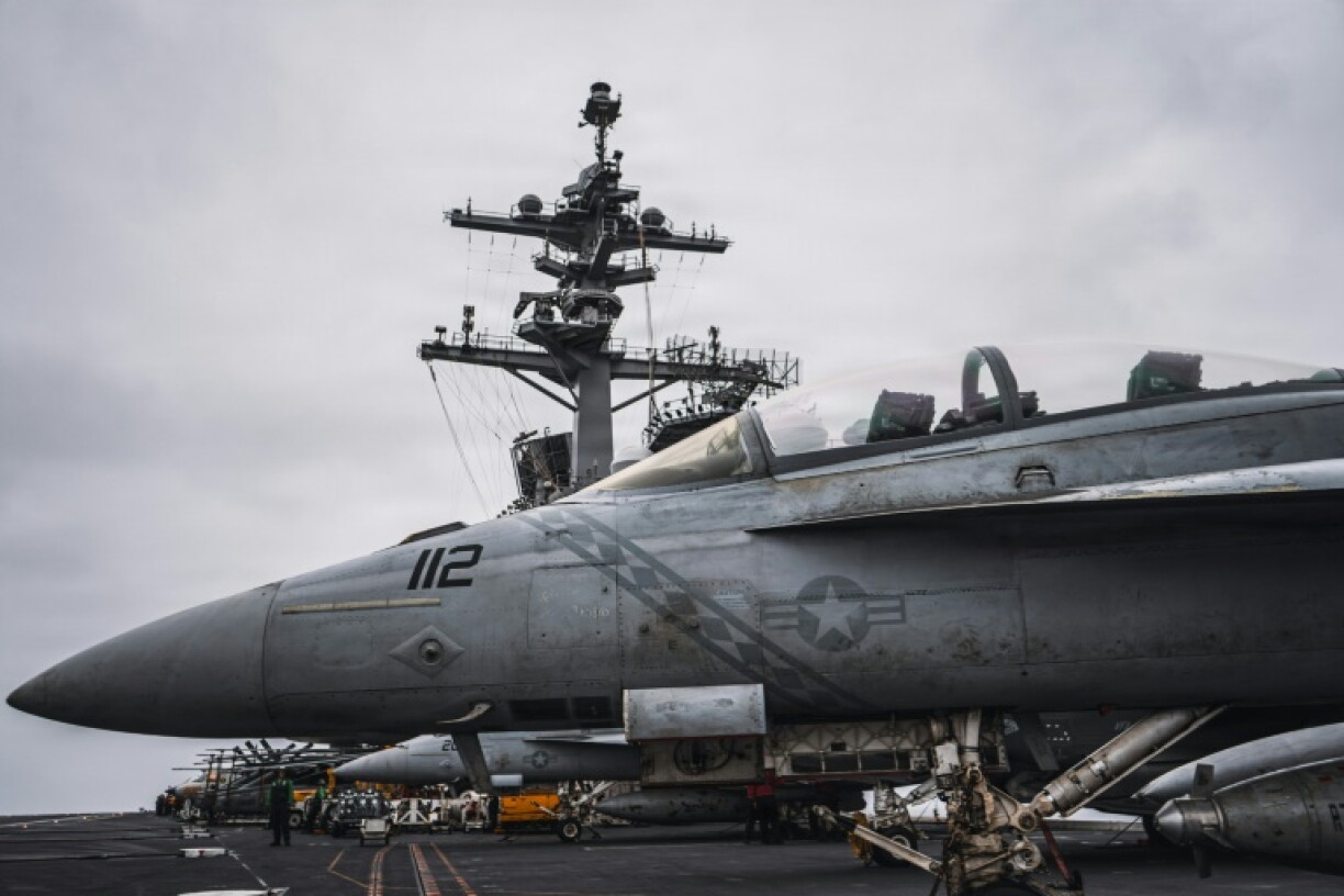 Sur cette image diffusée par l'armée américaine figure un chasseur F/A-18 Super Hornet, stationné sur le pont du porte-avions George Washington, le 4 septembre 2026 en mer