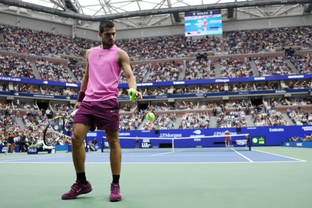 Carlos Alcaraz s'apprête à servir contre Jannick Sinner en finale de l'US Open, le 7 septembre 2025 à New York