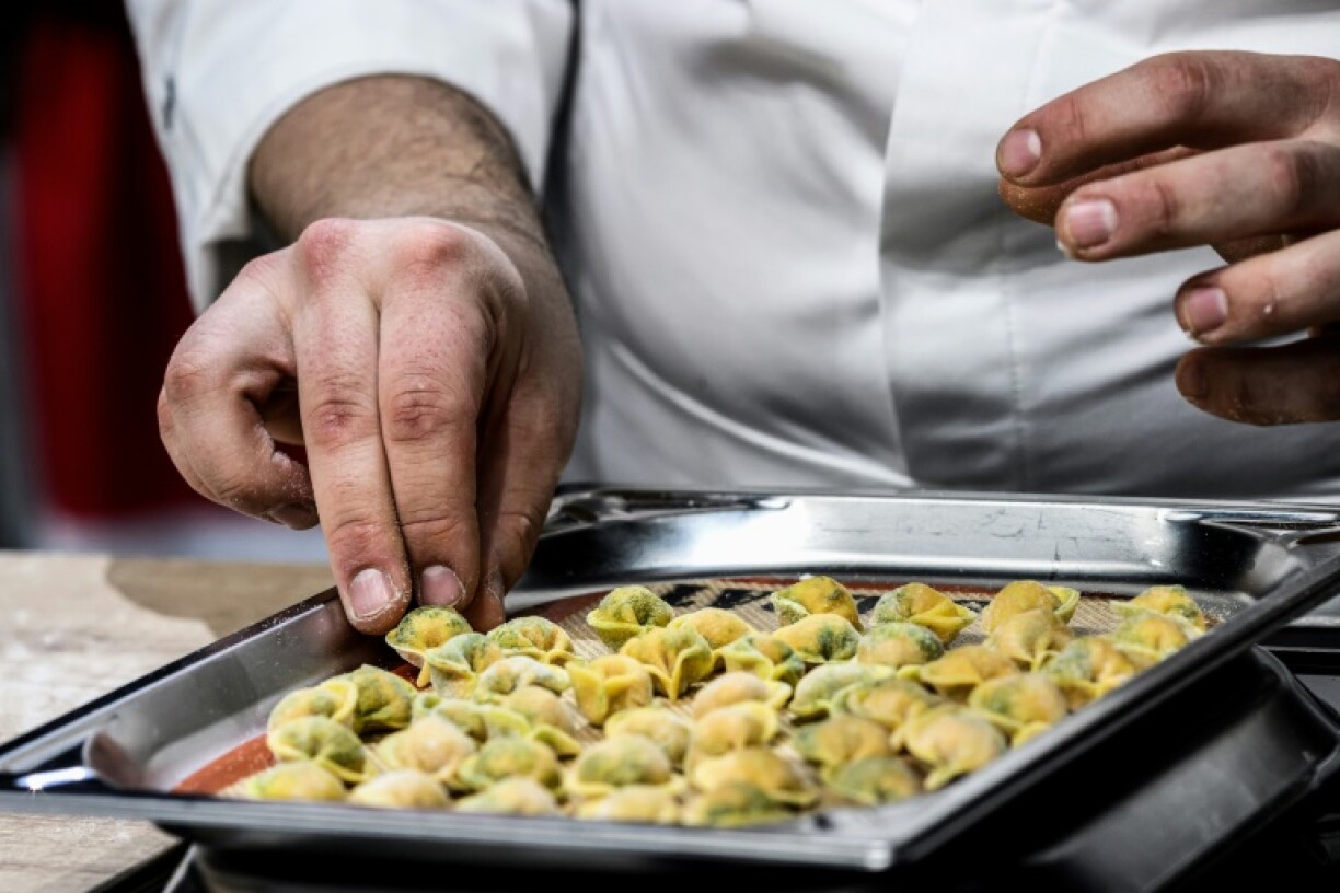 Un chef lors du concours de cuisine du Bocuse d'Or 2023 au SIRHA à Chassieu, près de Lyon, le 23 janvier 2023