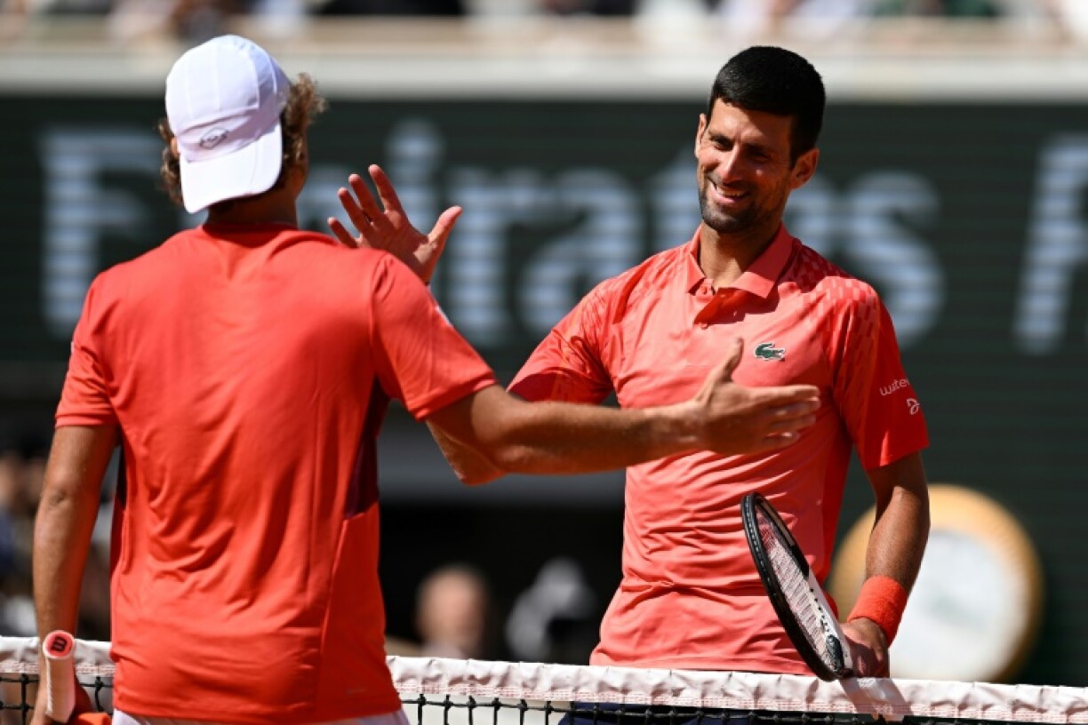Novak Djokovic salue l'Américain Aleksandar Kovacevic, à Roland-Garros le 29 mai 2023