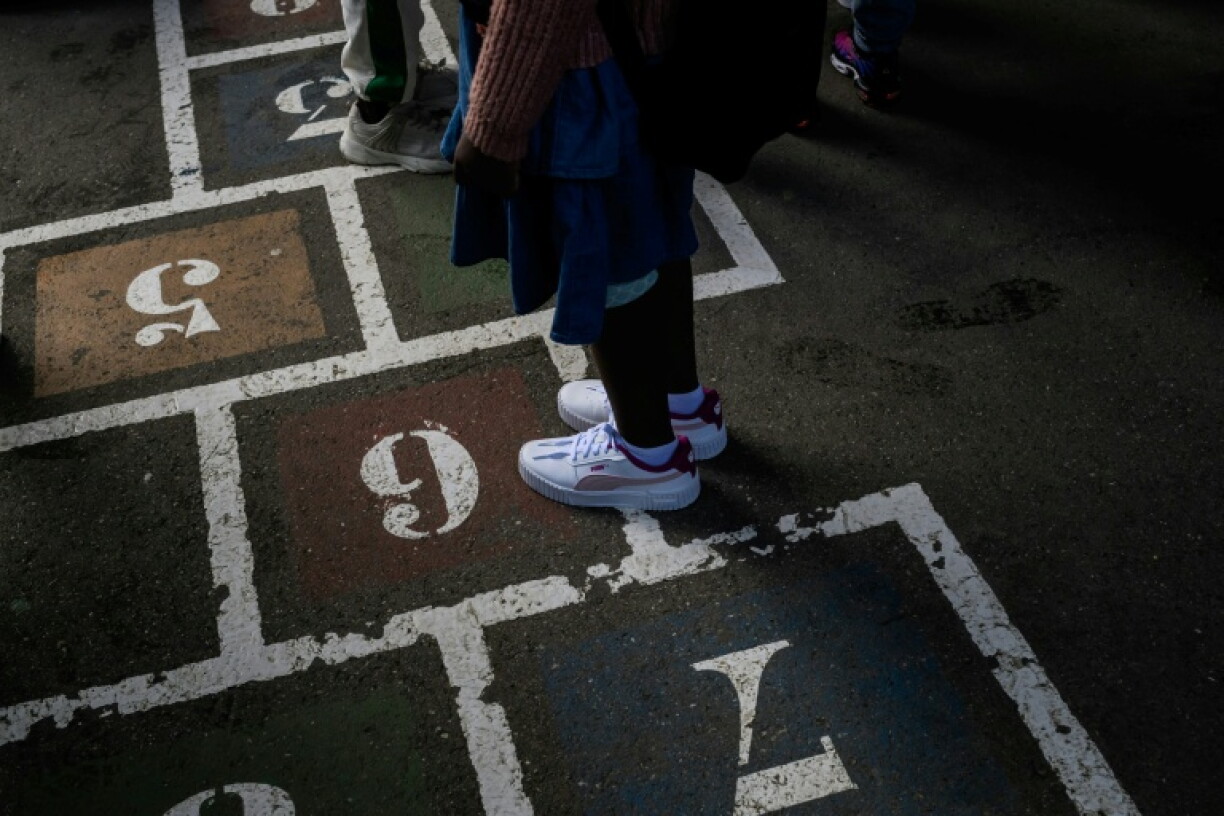 Une élève sur un jeu de marelle le jour de la rentrée 2025, le 1er septembre à Lyon