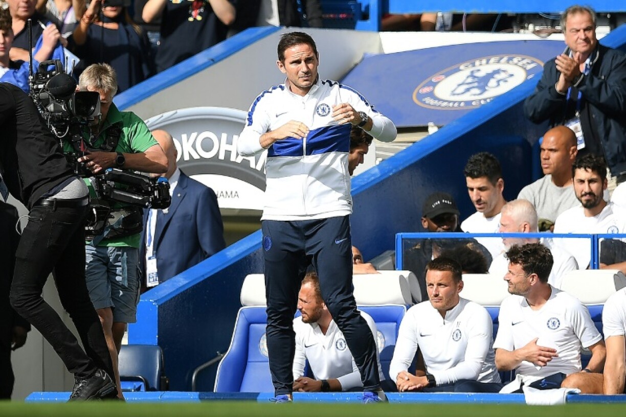 D'Chelsea-Legend Frank Lampard ka beim 1:1-Gläichspill vun de Blues net zefridde sinn.
