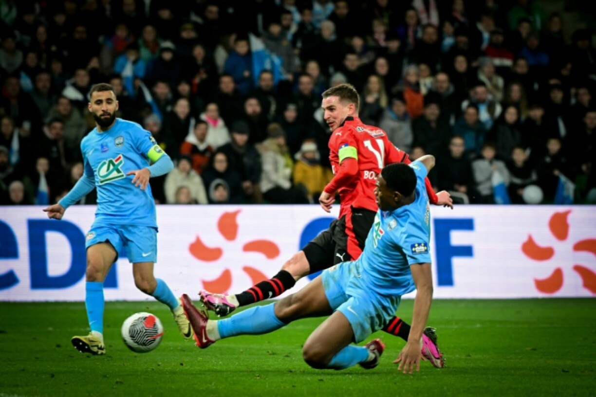 Le capitaine rennais Benjamin Bourigeaud (c) marque le troisième but de son équipe contre Le Puy, le 29 février 2024 à Saint-Etienne