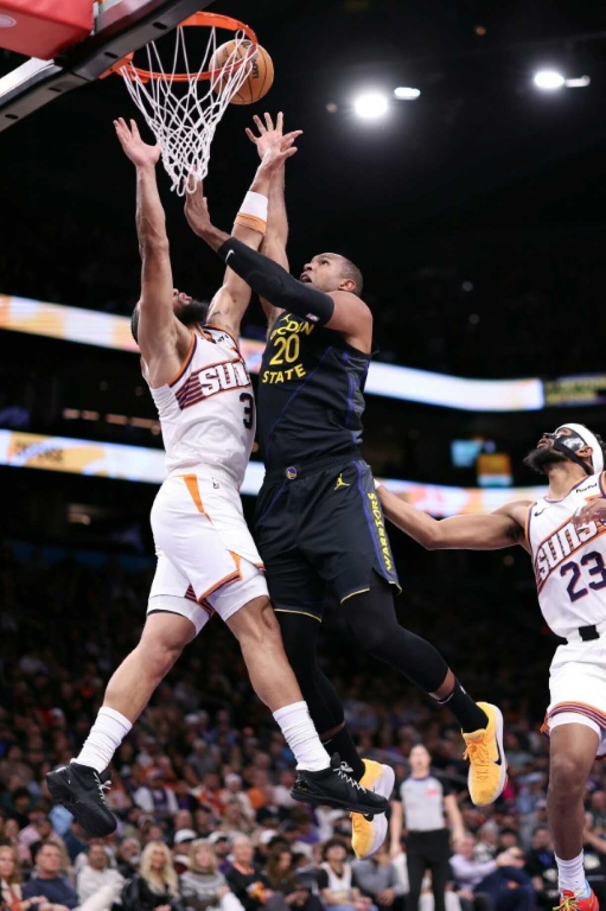 Al Horford, des Golden State Warriors, et Dillon Brooks des Suns, à la lutte au rebond lors du match des Warriors face aux Suns, à Phoenix le 5 février 2026..