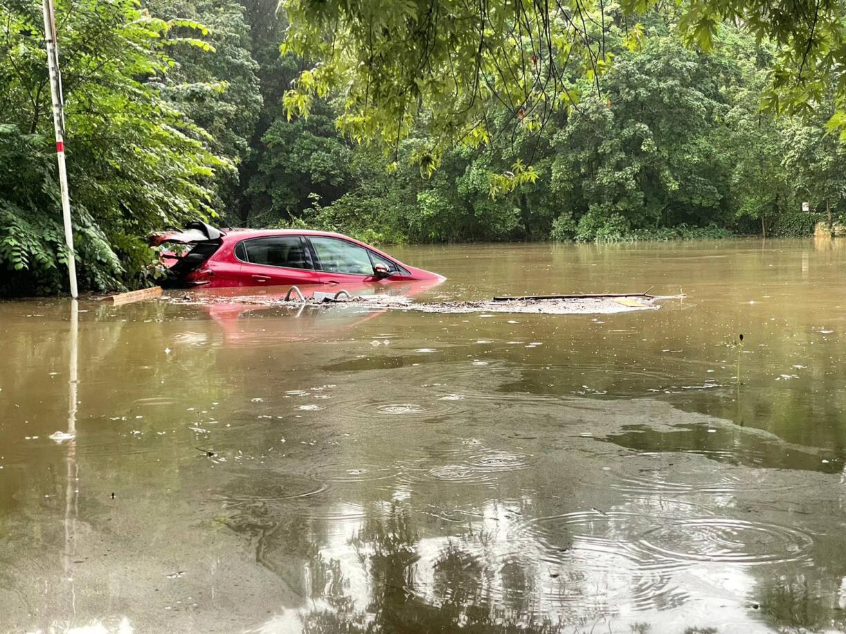 Une voiture submergée le long de la Place Dargent jeudi matin à 6h