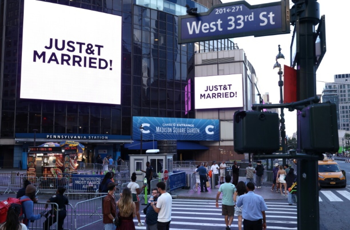 Des écrans géants confirment le mariage de Taylor Swift et Travis Kelce au Madison Square Garden, à New York, le 3 juillet 2026