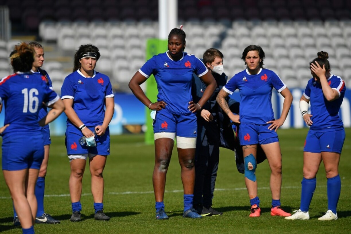 Les Françaises déçues après leur défaite en finale du Tournoi des six Nations face aux Anglaises, à Twickenham, le 24 avril 2021