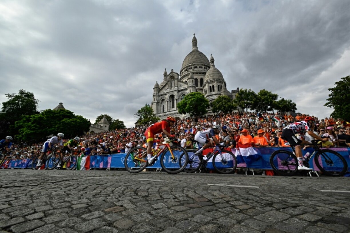 Le peloton passe devant la Basilique du Sacré Coeur à Montmartre lors de l'épreuve de cyclisme sur route des JO de Paris, le 3 août 2024