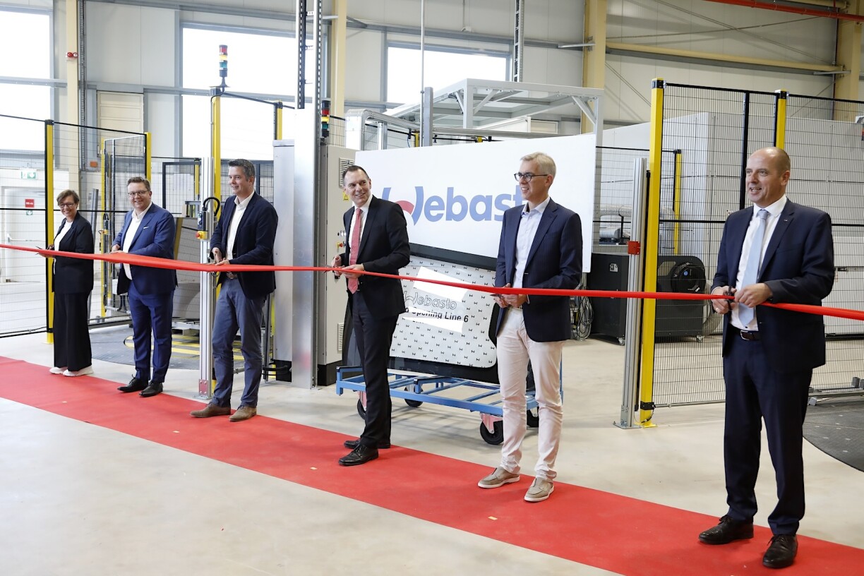 Vu lénks no riets: Heike Niehues, Executive Vice President Fixed panoramic roofs. Marc Lentz, Président du SIAEG et bourgmestre de la commune de Biwer. Lex Delles, ministre de l’Économie, des PME, de l’Énergie et du Tourisme. Jan Henning Mehlfeldt, Member of the Management Board Webasto. Léon Gloden, ministre des Affaires intérieures. Axel Berning, Managing Director Webasto Luxembourg.