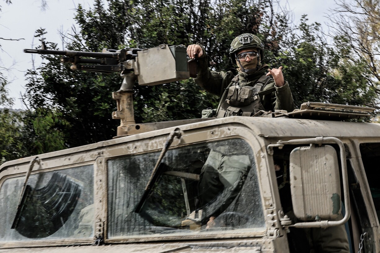 De 14. Mäerz 2026 hat Israel Arméisgefierer, Panzer an Zaldoten net wäit ewech vun der Grenz mam Libanon stationéiert.