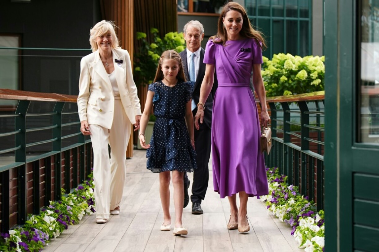 La princesse Kate (d), accompagnée de sa fille Charlotte (c), arrive au tournoi de tennis de Wimbledon pour assister à la finale hommes, le 14 juillet 2024 au sud-ouest de Londres