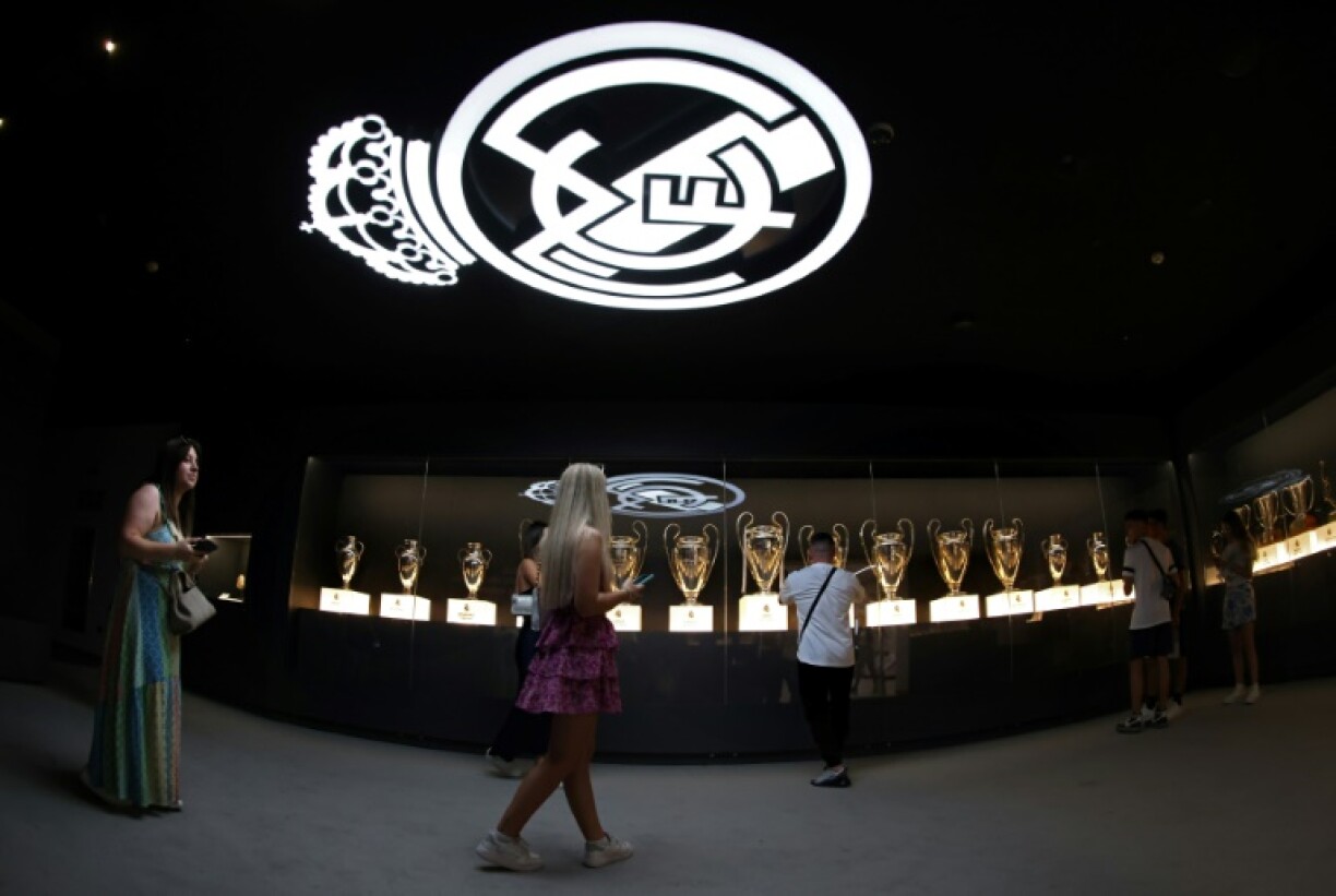 Au musée du Real Madrid, les 14 répliques du trophée de la Ligue des champions, pour les 14 victoires du club espagnol dans la compétition reine.