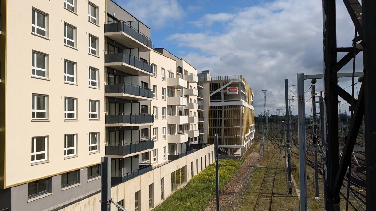 Le parking en silo et les premiers bâtiments du secteur Rive Gauche, à la gare de Thionville.