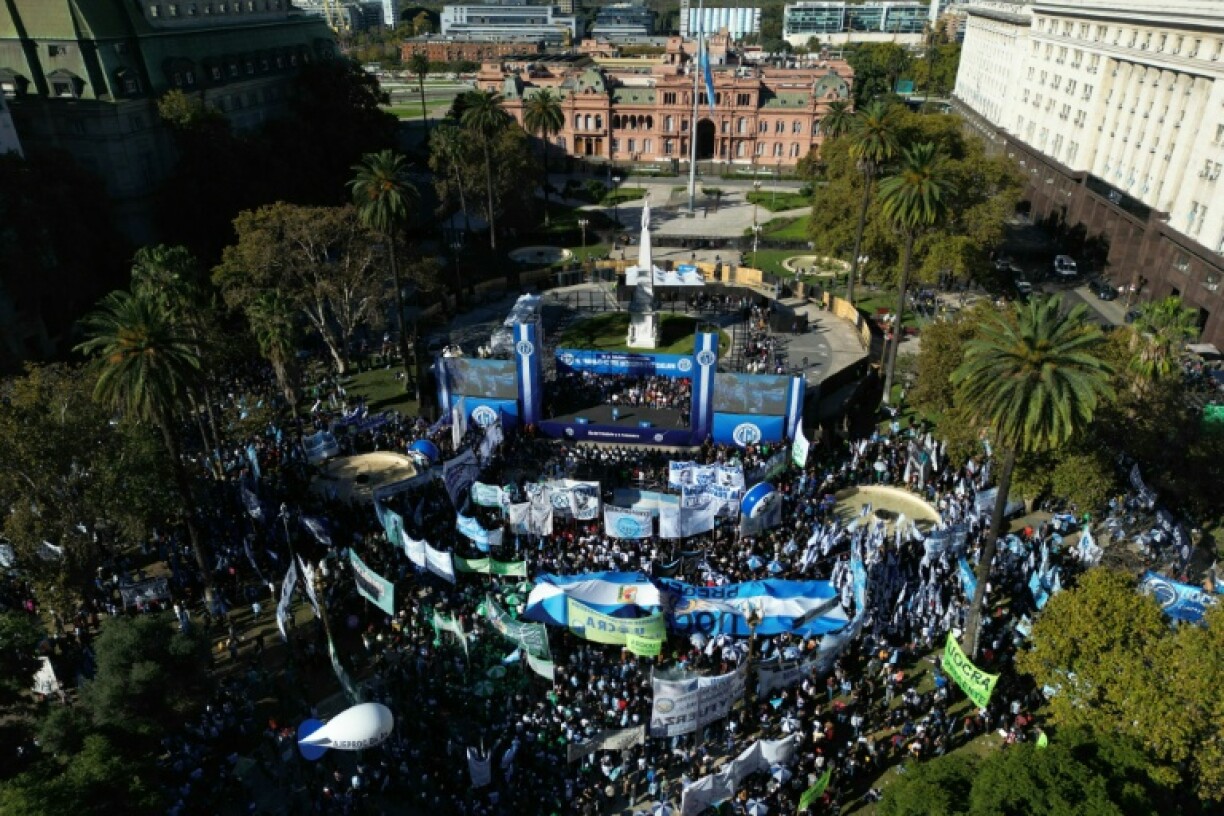 Vue aérienne de la Place de Mai lors d'une manifestation convoquée par les syndicats argentins, à la veille de la Fête internationale du Travail, contre le gouvernement du président argentin Javier Milei, le 30 avril 2026