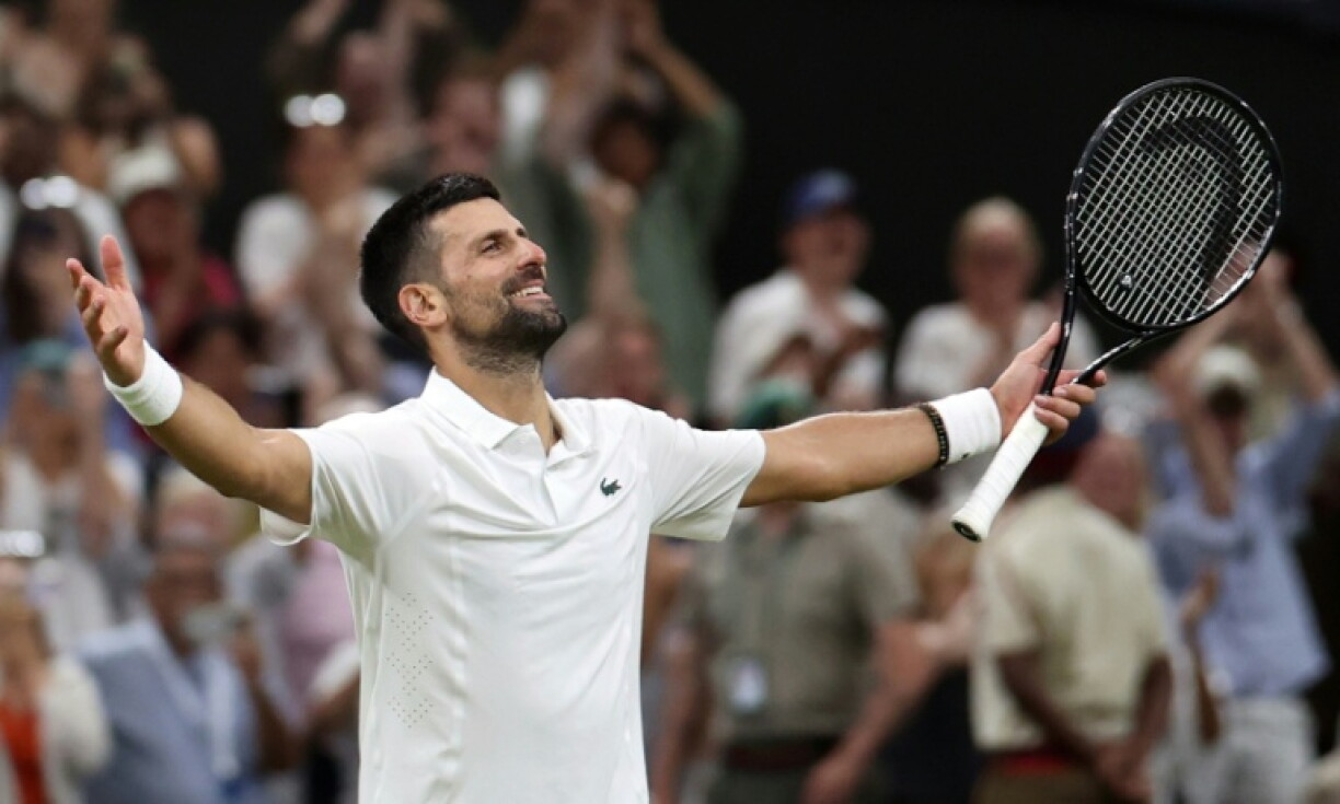 Novak Djokovic célèbre sa victoire en 5 sets contre le Canadien Felix Auger-Aliassime mardi en quart de finale à Wimbledon