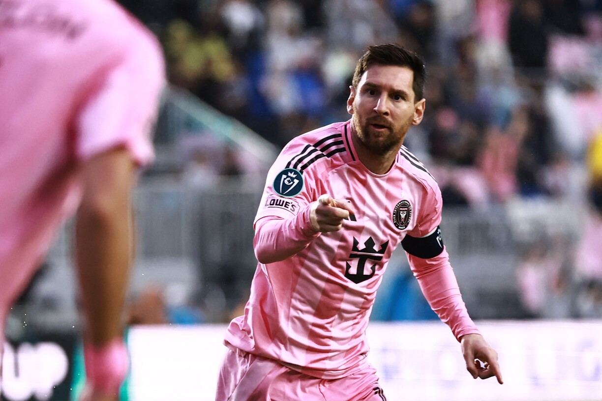 De Messi gëllt fir vill als de beschte Futtballspiller an der Geschicht, läit awer nach hannert sengem grousse Rival Cristiano Ronaldo, deen aktuell 965 Goler huet.