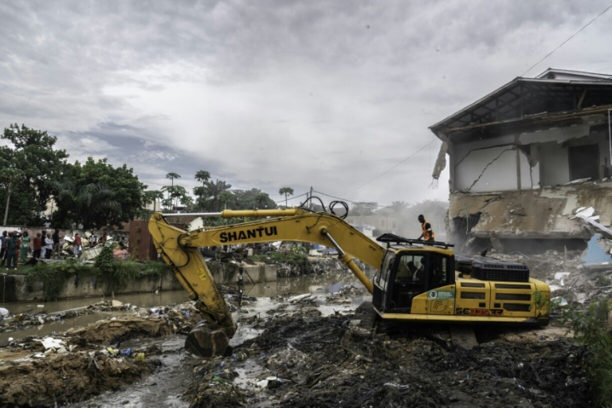 Kinshasa authorities have begun demolishing unauthorised buildings after deadly floods