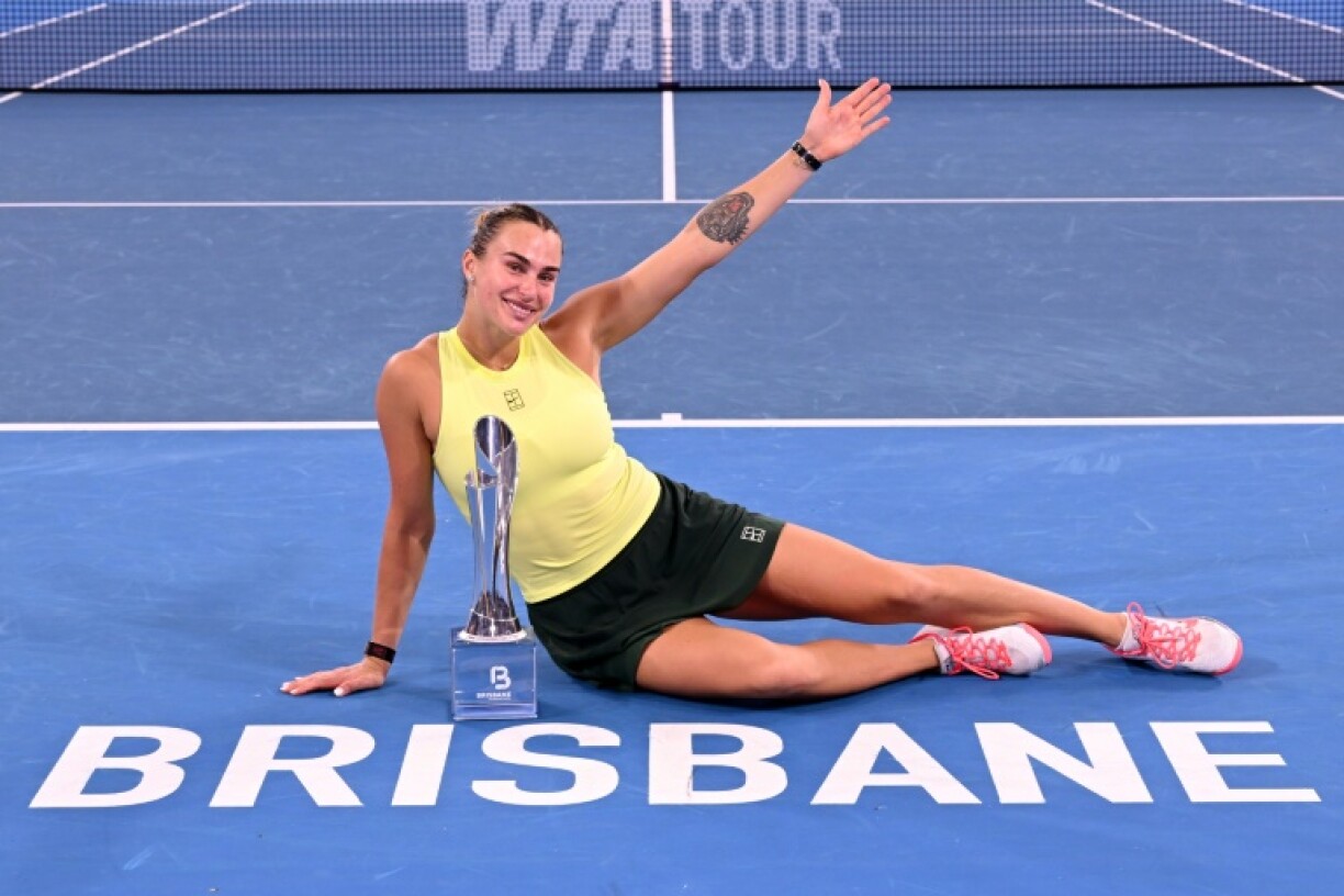 Aryna Sabalenka pose avec le trophée du tournoi de Brisbane après sa victoire en finale contre Marta Kostyuk, le 11 janvier 2026