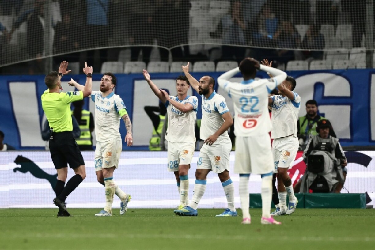 Les joueurs marseillais en discussion avec l'arbitre lors du match contre Nice, le 26 avril 2026 au Vélodrome