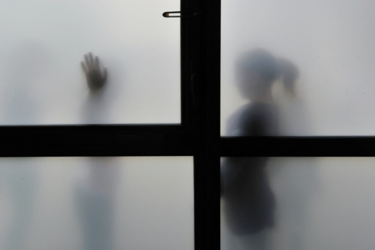 Silhouettes d'enfants jouant dans la cour de récréation de leur école, le 5 septembre 2011 à Tours, lors de la rentrée scolaire