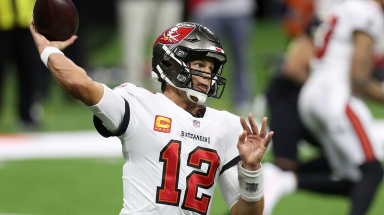 Zwou Interceptions huet den Tom Brady géint d'Saints geworf.
