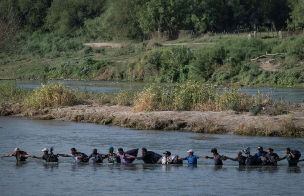Un groupe de migrants traverse le Rio Grande pour rejoindre Eagle Pass, au Texas, le 24 septembre 2023