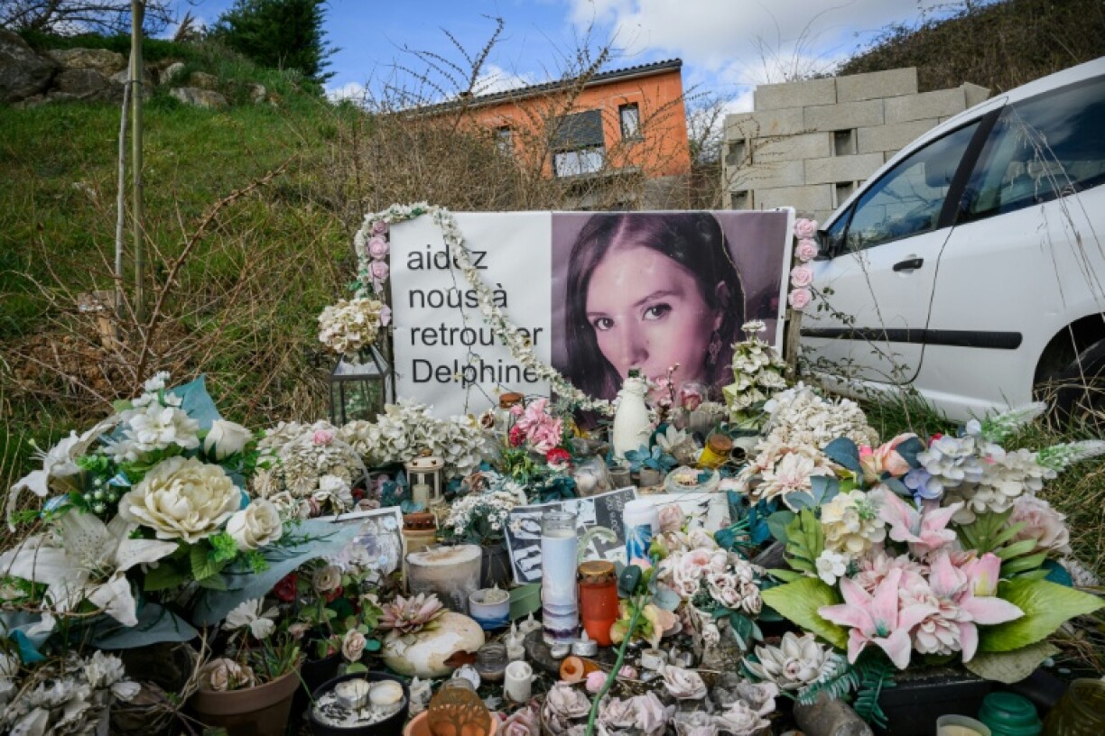Fleurs et bougies en hommage à Delphine Jubillar devant sa maison à Cagnac-les-Mines, le 6 mars 2025