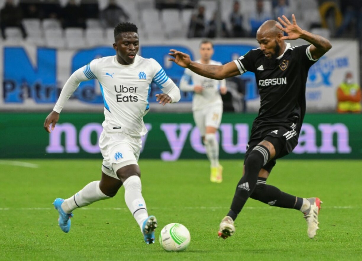 L'attaquant sénégalais de Marseille Bamba Dieng (g) contre Qarabag en Ligue Europa Conférence, le 17 février 2022 au Stade Vélodrome