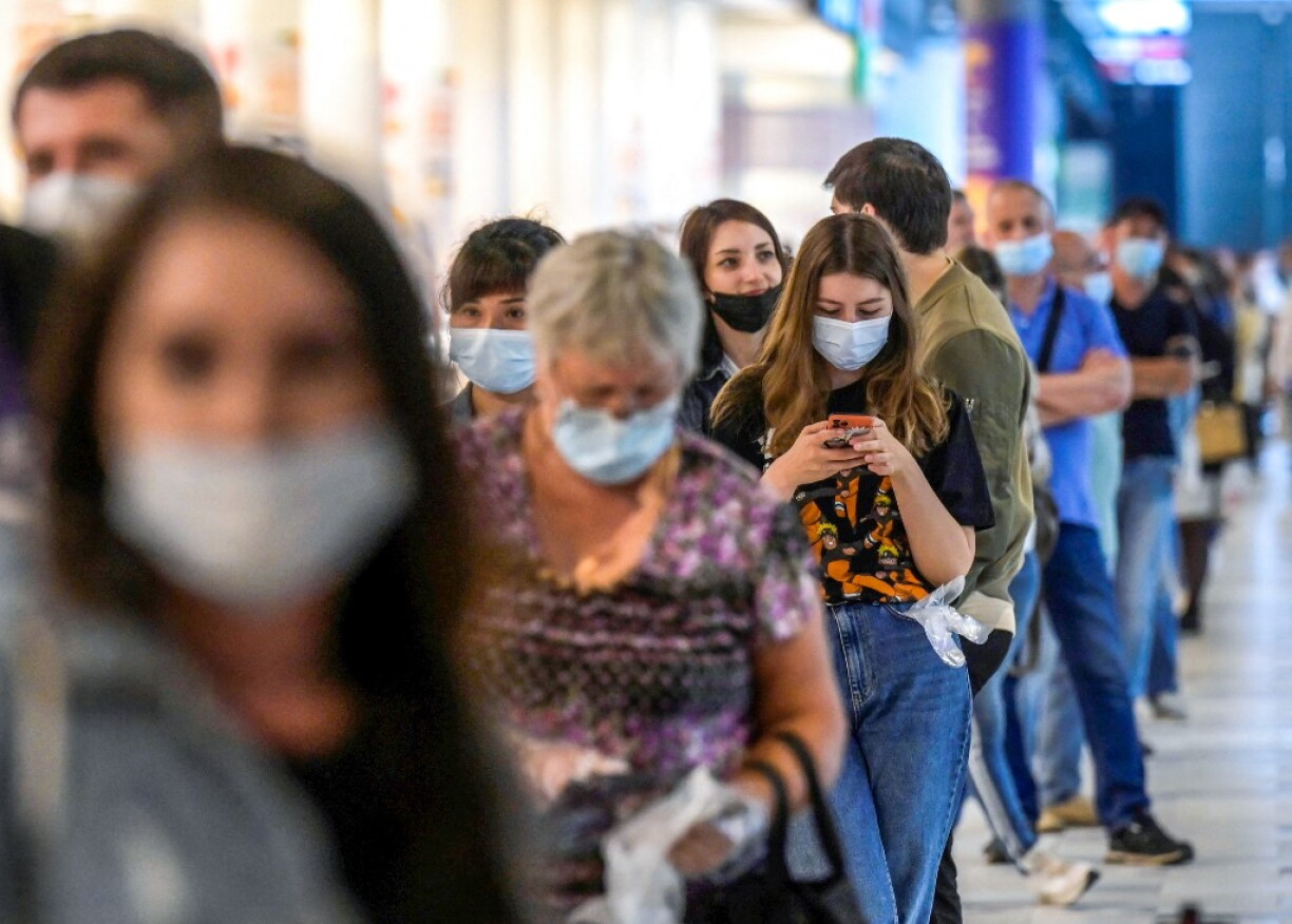 Des personnes font la queue pour se faire vacciner dans un centre commercial à Moscou le 2 juillet 2021
