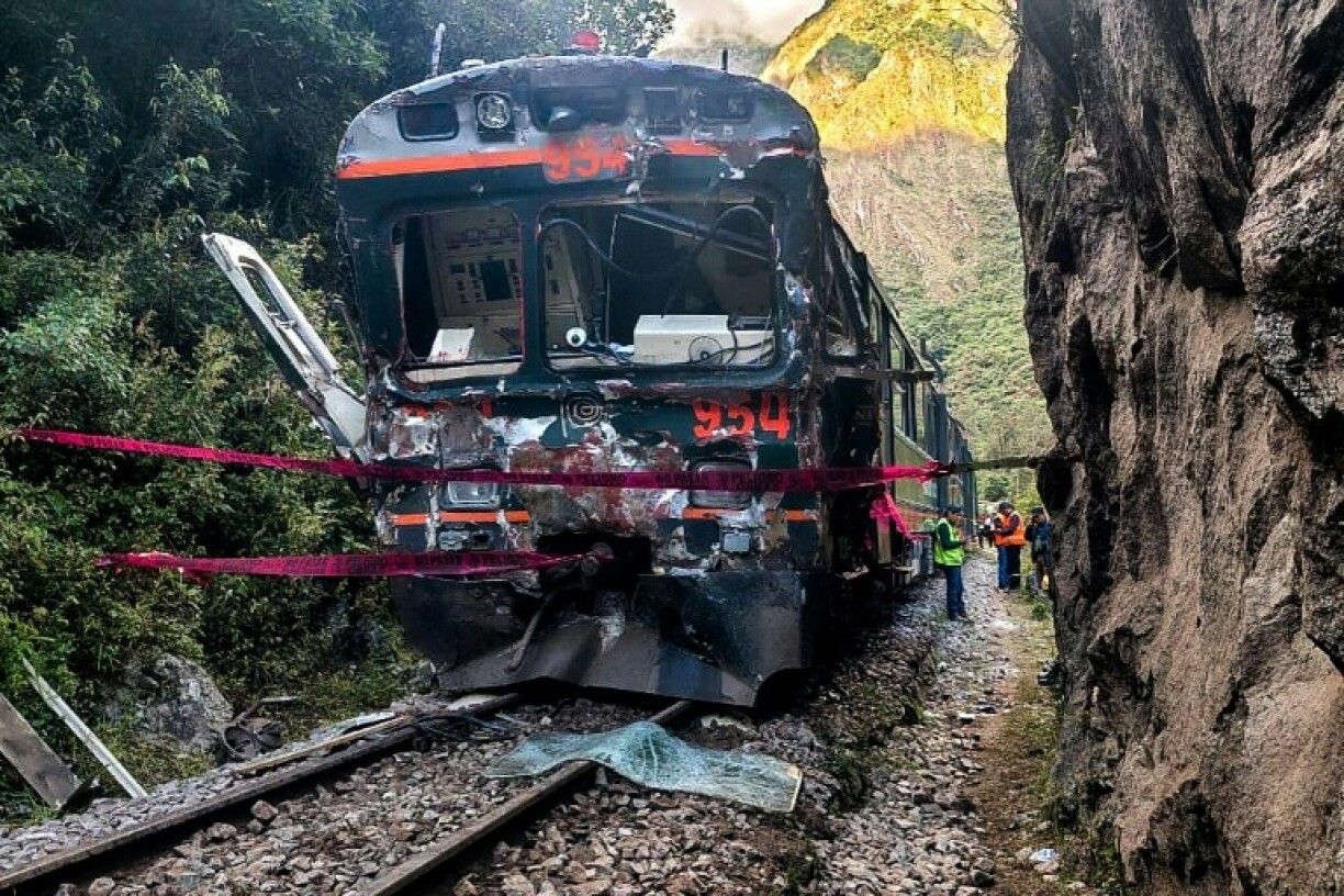 Un des deux trains accidentés sur la ligne du Machu Picchu, au Pérou, le 30 décembre 2025